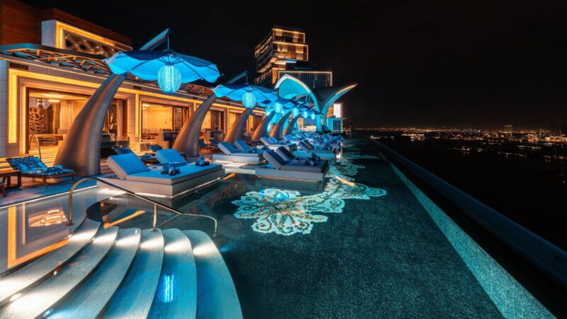 Cloud 22, Atlantis The Royal_Loungers_Pool